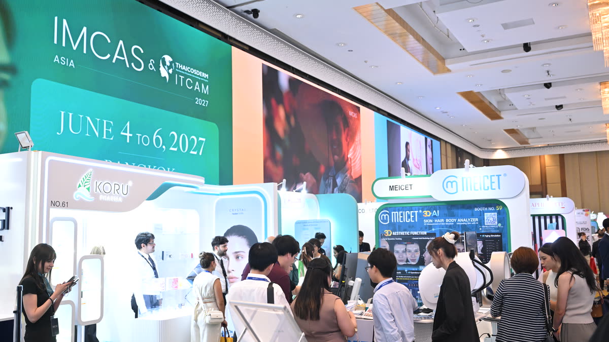 Delegates at exhibitor booths in the IMCAS Asia exhibition hall